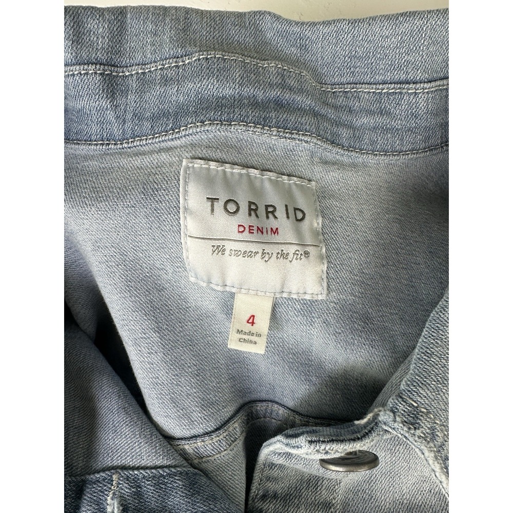 Torrid Denim Jacket Womens 4 Light Wash Frayed Hem Stretch Button Front Plus - Picture 13 of 16